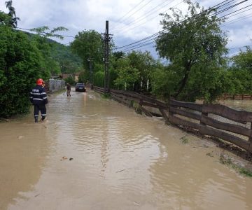 FOTO: Șuvoaiele de apă au inundat mai multe drumuri și gospodării din zona Sighetului