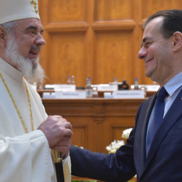 VIDEO | Patriarhia Română solicită revenirea grabnică la oficierea slujbelor religioase în biserică. Guvernul se opune