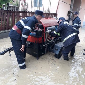 VIDEO | Intervenția pompierilor, necesară pentru evacuarea apelor din mai multe gospodării VIDEO | Intervenția pompierilor, necesară pentru evacuarea apelor din mai multe gospodării