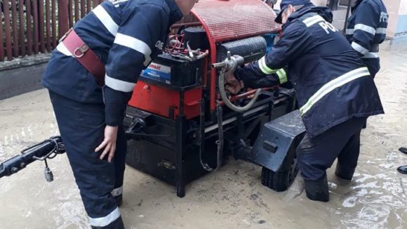 VIDEO | Intervenția pompierilor, necesară pentru evacuarea apelor din mai multe gospodării VIDEO | Intervenția pompierilor, necesară pentru evacuarea apelor din mai multe gospodării
