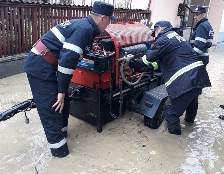 VIDEO | Intervenția pompierilor, necesară pentru evacuarea apelor din mai multe gospodării VIDEO | Intervenția pompierilor, necesară pentru evacuarea apelor din mai multe gospodării