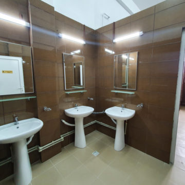 PROIECT: Școlile și grădinițele fără toalete primesc 31,2 milioane de lei ca să-și construiască grupuri sanitare moderne, cu apă și canalizare
