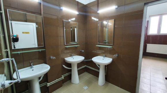 PROIECT: Școlile și grădinițele fără toalete primesc 31,2 milioane de lei ca să-și construiască grupuri sanitare moderne, cu apă și canalizare