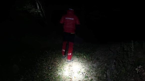 VIDEO | Căutată ore în șir de salvamontiști, ea era, de fapt, la o rudă