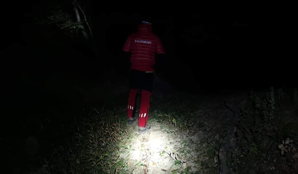 VIDEO | Căutată ore în șir de salvamontiști, ea era, de fapt, la o rudă