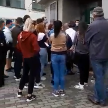 Cozi la permise și înmatriculări, nu se mai ține cont de distanțare fizică Cozi la permise și înmatriculări, nu se mai ține cont de distanțare fizică