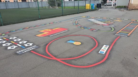 VIDEO | PLAYFORM – un ansamblu de jocuri pe asfalt distractiv și recreativ, a fost instalat în curtea Colegiului Național Pedagogic ”Regele Ferdinand” VIDEO | PLAYFORM – un ansamblu de jocuri pe asfalt distractiv și recreativ, a fost instalat în curtea Colegiului Național Pedagogic ”Regele Ferdinand”