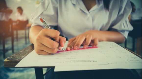 Absolvenţii de liceu din partea minorităţilor naţionale au susținut azi proba la Limba şi literatura maternă la Bacalaureat Absolvenţii de liceu din partea minorităţilor naţionale au susținut azi proba la Limba şi literatura maternă la Bacalaureat