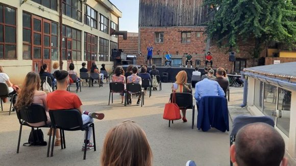 REPORTAJUL ZILEI: DIN NOU LA TEATRU