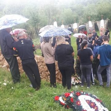 VIDEO | O fetiță de 3 ani și un băiețel de un an au rămas fără mamă după ce aceasta a fost ucisă de tatăl copiilor VIDEO | O fetiță de 3 ani și un băiețel de un an au rămas fără mamă după ce aceasta a fost ucisă de tatăl copiilor