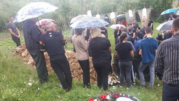 VIDEO | O fetiță de 3 ani și un băiețel de un an au rămas fără mamă după ce aceasta a fost ucisă de tatăl copiilor
