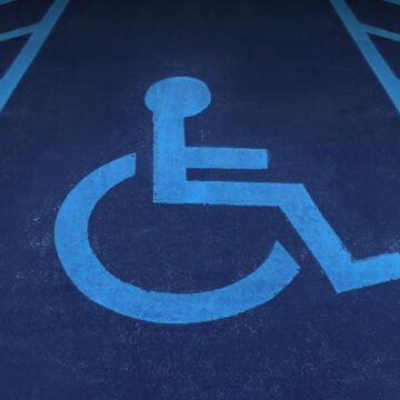 Parchezi pe locurile rezervate persoanelor cu handicap? De sâmbătă riști o amendă de 10.000 de lei Parchezi pe locurile rezervate persoanelor cu handicap? De sâmbătă riști o amendă de 10.000 de lei