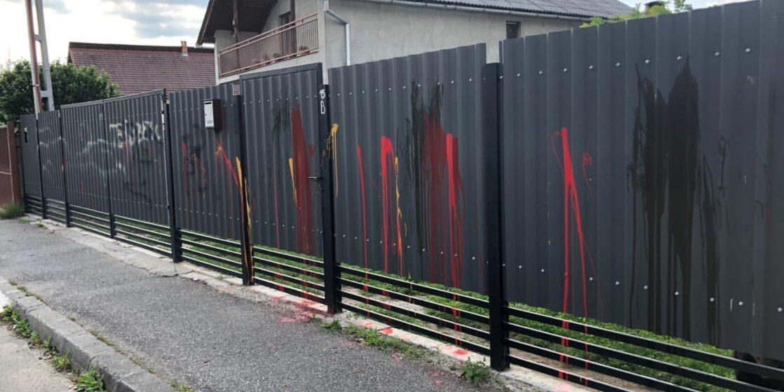 VIDEO | S-a ales cu gardul vandalizat după ce le-a cerut vecinilor să dea muzica mai încet