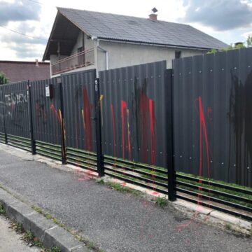 VIDEO | S-a ales cu gardul vandalizat după ce le-a cerut vecinilor să dea muzica mai încet