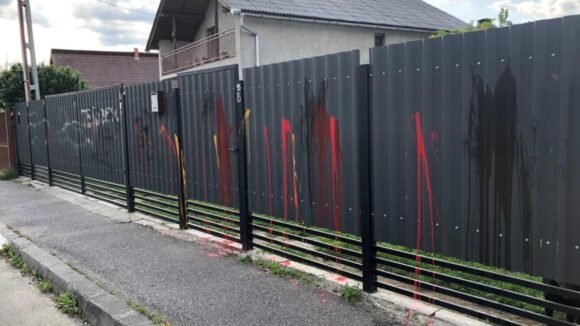 VIDEO | S-a ales cu gardul vandalizat după ce le-a cerut vecinilor să dea muzica mai încet VIDEO | S-a ales cu gardul vandalizat după ce le-a cerut vecinilor să dea muzica mai încet
