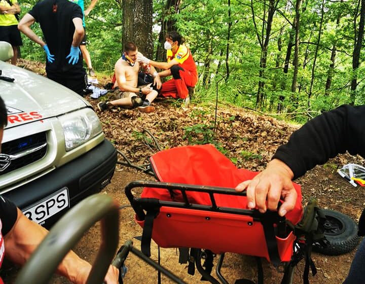 VIDEO | Salvamontiștii maramureșeni au salvat un biciclist căzut pe un traseu de mountain-bike