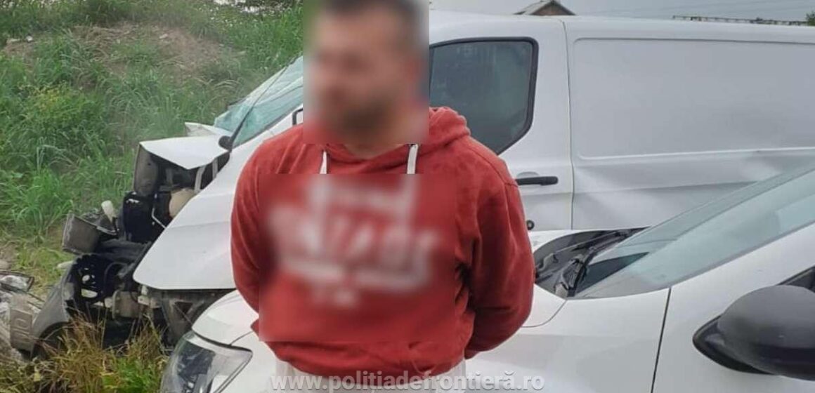 Un contrabandist a fugit de polițiști, dar s-a oprit cu mașina într-un stâlp Un contrabandist a fugit de polițiști, dar s-a oprit cu mașina într-un stâlp