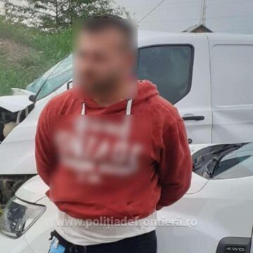 Un contrabandist a fugit de polițiști, dar s-a oprit cu mașina într-un stâlp Un contrabandist a fugit de polițiști, dar s-a oprit cu mașina într-un stâlp