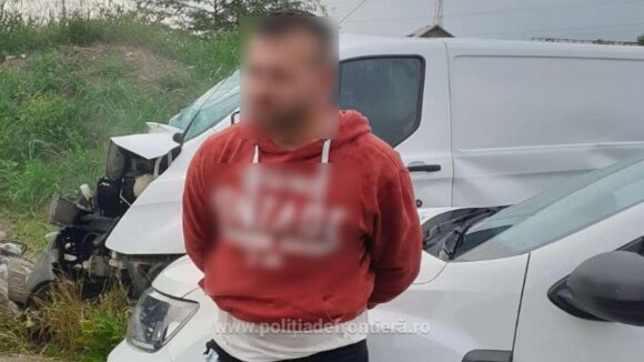 Un contrabandist a fugit de polițiști, dar s-a oprit cu mașina într-un stâlp Un contrabandist a fugit de polițiști, dar s-a oprit cu mașina într-un stâlp