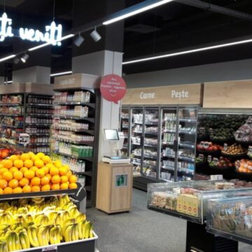 VIDEO | Produse comandate din supermarket, livrate la domiciliu de poștași