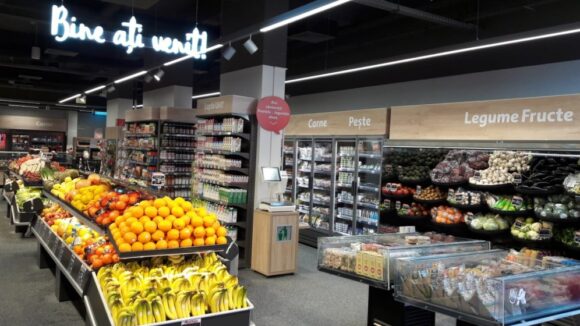 VIDEO | Produse comandate din supermarket, livrate la domiciliu de poștași