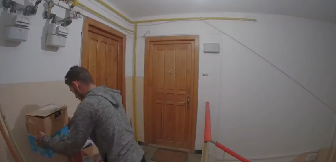 VIDEO | Furt înregistrat pe camerele de supraveghere dintr-un bloc VIDEO | Furt înregistrat pe camerele de supraveghere dintr-un bloc