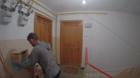 VIDEO | Furt înregistrat pe camerele de supraveghere dintr-un bloc