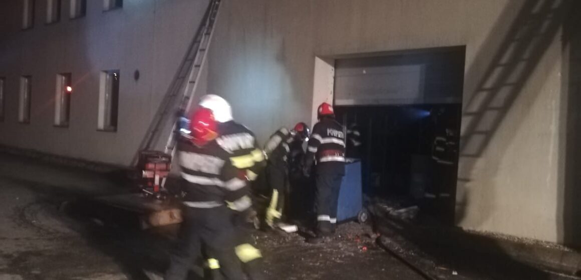 VIDEO | Reprezentanță auto cuprinsă de flăcări