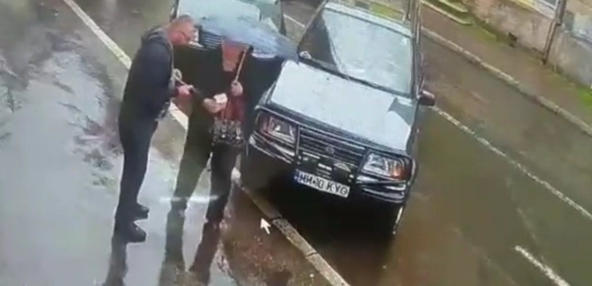 VIDEO | Au găsit niște bani, i-au luat și au plecat