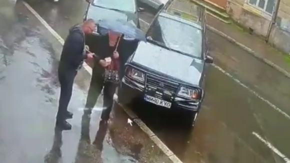 VIDEO | Au găsit niște bani, i-au luat și au plecat