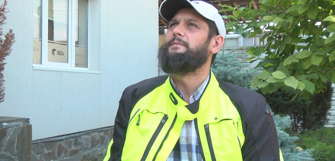 VIDEO | Un cetățean din Coștiui, mulțumit că drumul de acces spre casă, a fost pietruit