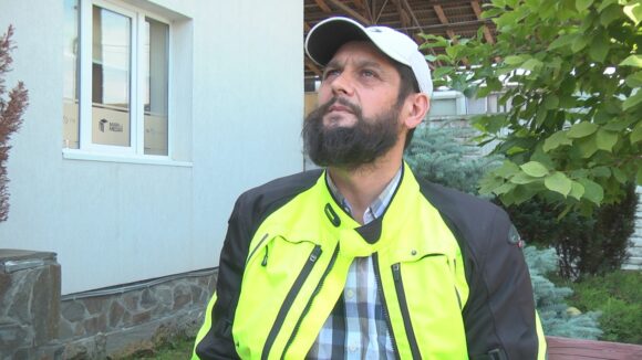 VIDEO | Un cetățean din Coștiui, mulțumit că drumul de acces spre casă, a fost pietruit