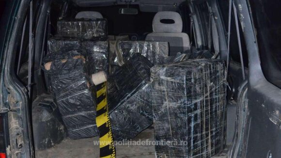 VIDEO | Contrabandă cu urmărire și o mașină abandonată. Țigări s-au găsit, contrabandiști nu