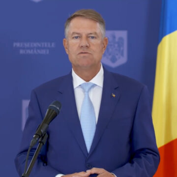 VIDEO | KLAUS IOHANNIS ÎI ÎNDEAMNĂ PE ROMÂNI SĂ RESPECTE REGULILE