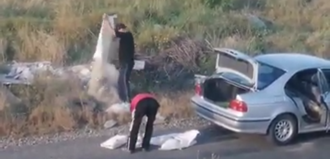 VIDEO | IMAGINI REVOLTĂTOARE: 2 bărbați au fost prinși în flagrant în timp ce descărcau gunoaie la marginea unui teren de pe strada Tractorului