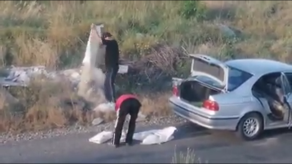 VIDEO | IMAGINI REVOLTĂTOARE: 2 bărbați au fost prinși în flagrant în timp ce descărcau gunoaie la marginea unui teren de pe strada Tractorului VIDEO | IMAGINI REVOLTĂTOARE: 2 bărbați au fost prinși în flagrant în timp ce descărcau gunoaie la marginea unui teren de pe strada Tractorului