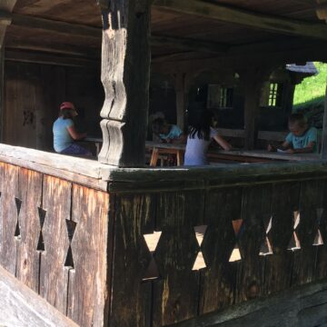 VIDEO | Atelierele de creație ale ”Asociației Rădăcinilor Străbune”din Călinești, continuă și în timpul vacanței de vară