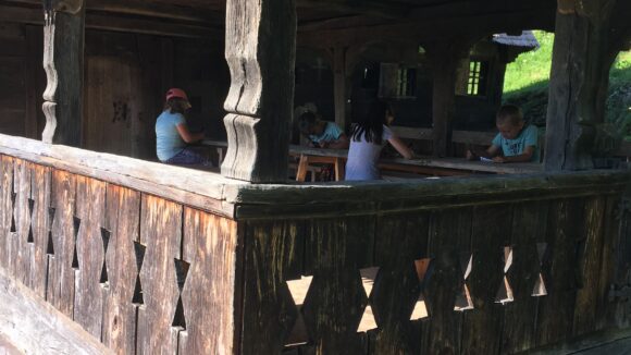 VIDEO | Atelierele de creație ale ”Asociației Rădăcinilor Străbune”din Călinești, continuă și în timpul vacanței de vară VIDEO | Atelierele de creație ale ”Asociației Rădăcinilor Străbune”din Călinești, continuă și în timpul vacanței de vară