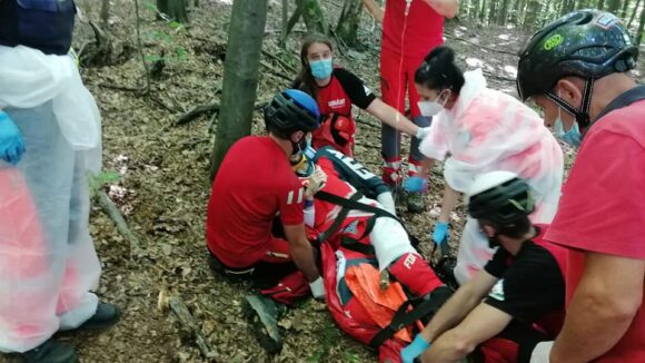 VIDEO | Motociclist rănit grav după ce a lovit un copac VIDEO | Motociclist rănit grav după ce a lovit un copac