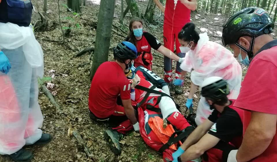 VIDEO | Motociclist rănit grav după ce a lovit un copac