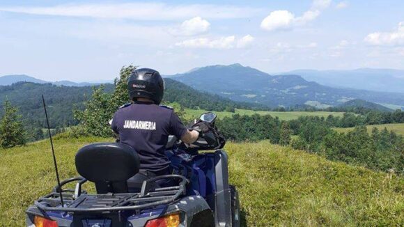 VIDEO | Un cioban dispărut în zona numită ,, Valea lui Mihai”a fost căutat ore bune de jandarmii montani. Acesta a fost găsit teafăr