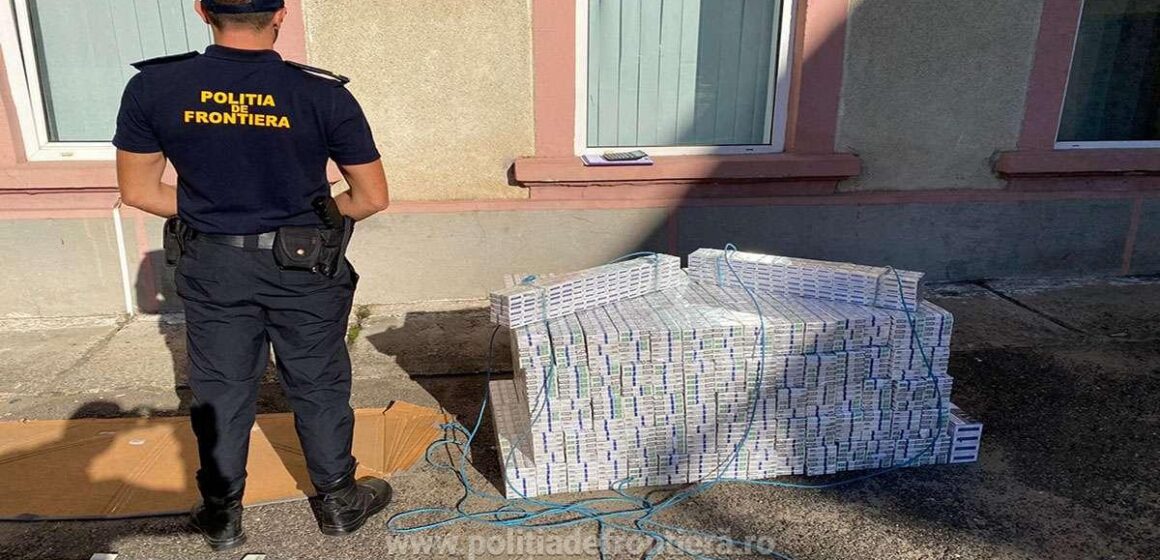 A pitit țigările de contrabandă în tavanul microbuzului