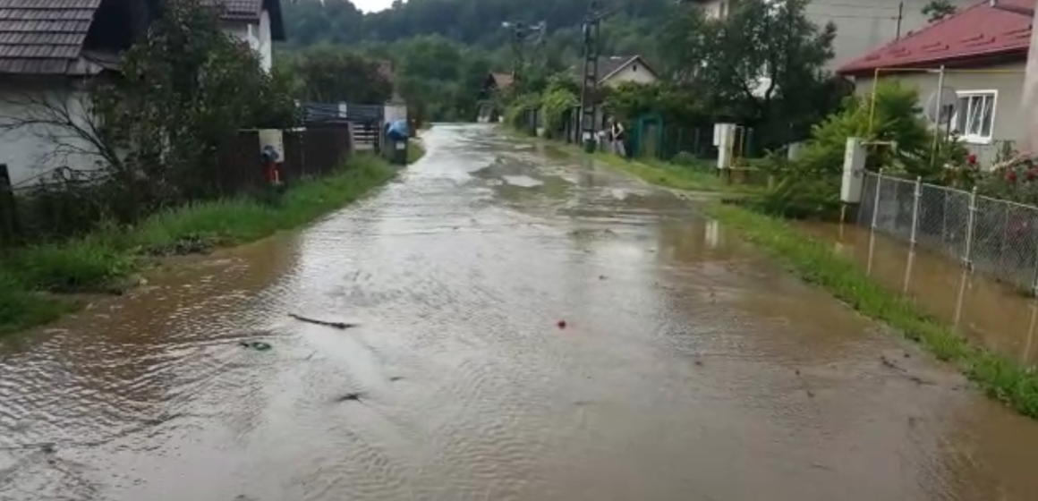 VIDEO | Mai multe străzi din Baia Mare au fost inundate VIDEO | Mai multe străzi din Baia Mare au fost inundate