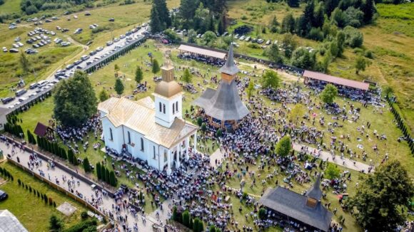 VIDEO | Mânăstirea Moisei a fost amendată cu 2000 de lei pentru nerespectarea distanțării fizice VIDEO | Mânăstirea Moisei a fost amendată cu 2000 de lei pentru nerespectarea distanțării fizice