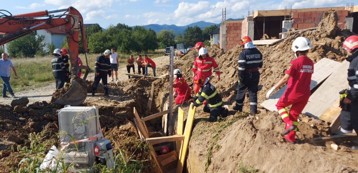 VIDEO | INTERVENȚIE DIFICILĂ: Bărbat surprins sub un mal de pământ pe strada Vrancei din Baia Mare