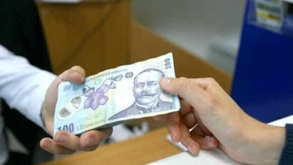 Elevii defavorizați vor primi 500 lei pe an pentru rechizite și haine
