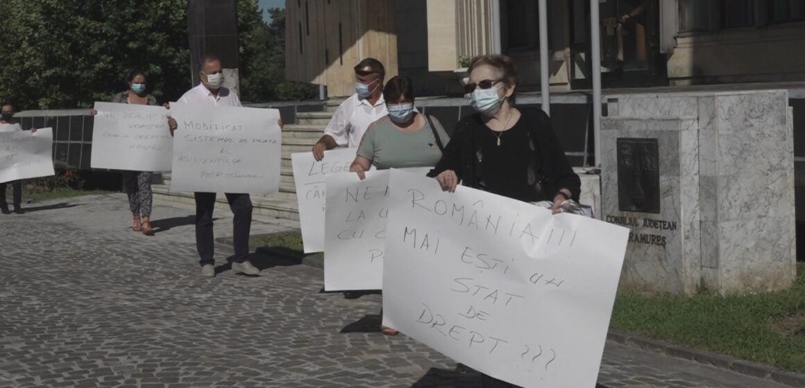 VIDEO | Nemulțumiți de neplata salariilor, asistenți personali, alături de lideri de sindicat și-au exprimat nemulțumirile în fața Palatului Administrativ din Baia Mare