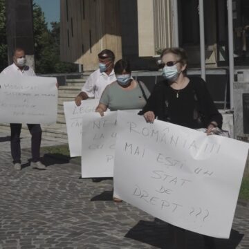 VIDEO | Nemulțumiți de neplata salariilor, asistenți personali, alături de lideri de sindicat și-au exprimat nemulțumirile în fața Palatului Administrativ din Baia Mare