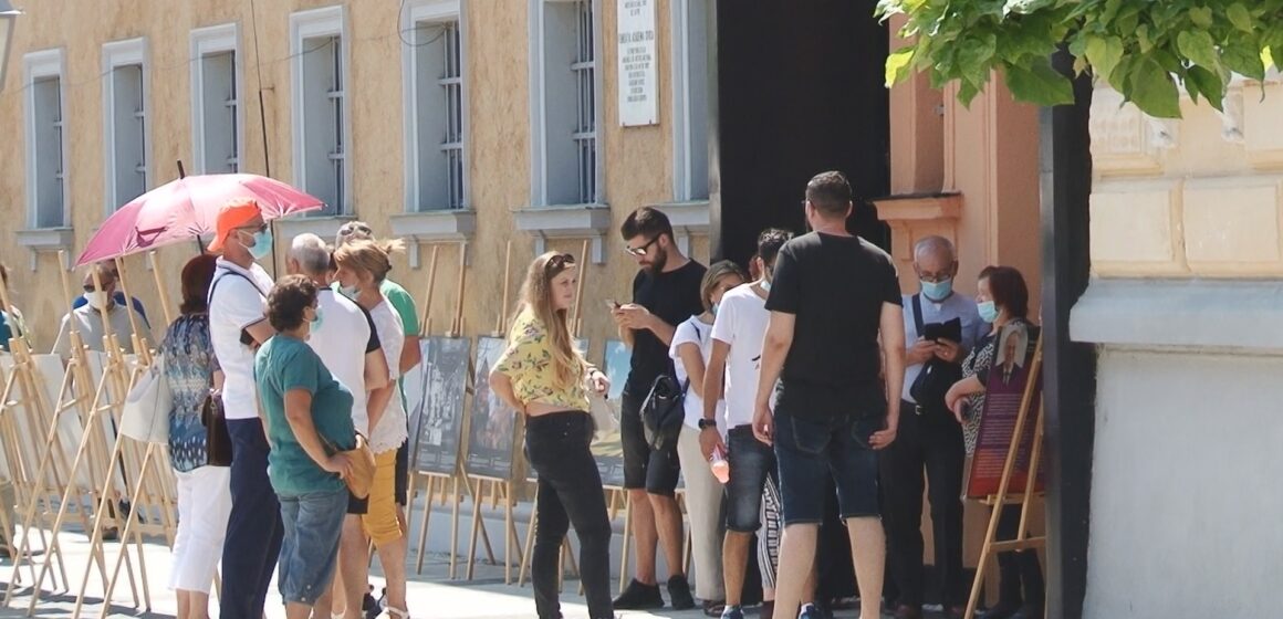 Sute de turiști așteaptă zilnic la coadă să intre la Muzeul Memorialul Victimelor Comunismului și al Rezistenței din Sighet