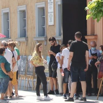 Sute de turiști așteaptă zilnic la coadă să intre la Muzeul Memorialul Victimelor Comunismului și al Rezistenței din Sighet